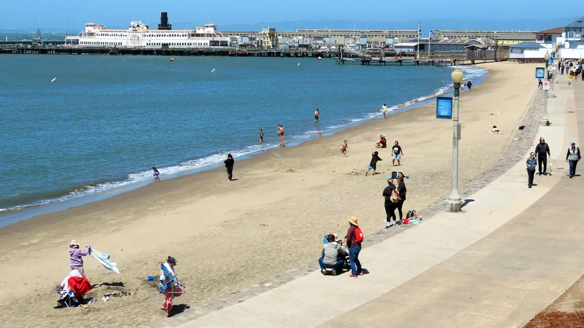 Aquatic Park 海湾、海滩和岸边铺装步道